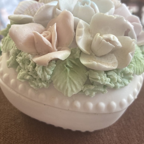 Bisque numbered floral box. Bisque flowers styled like Capodimonte. - Picture 5 of 10